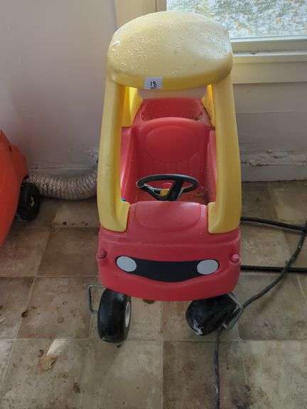 Little Tikes Cozy Coupe Ride-On Toy Car image