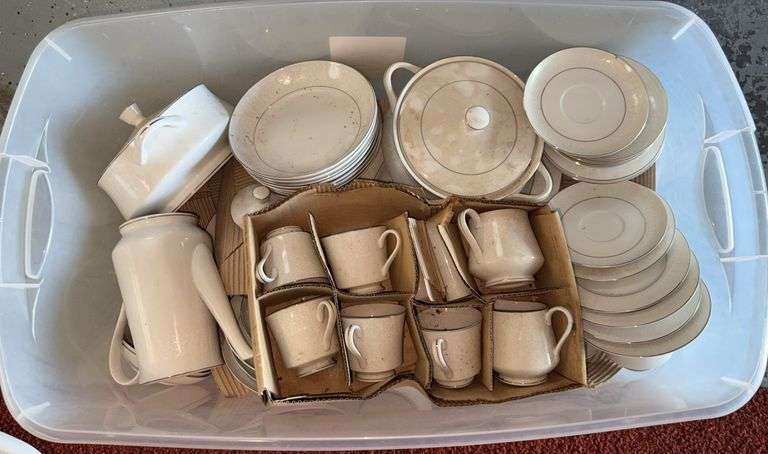 Crown Victoria Lovelace Fine China Set image