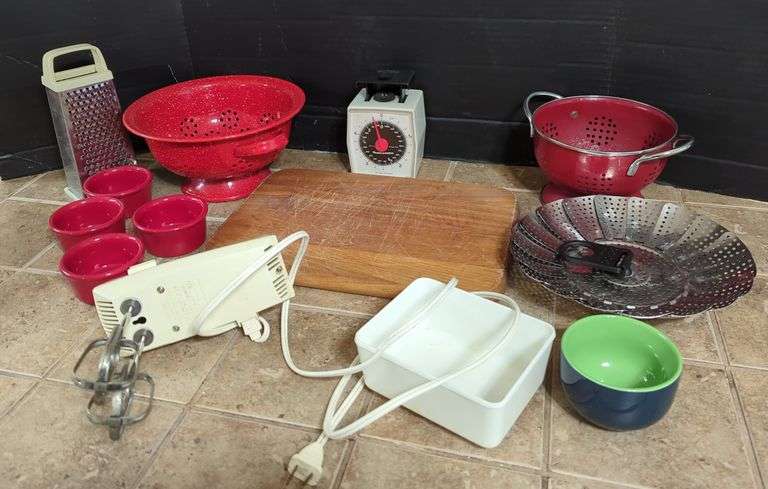 Assorted Kitchen Tools image