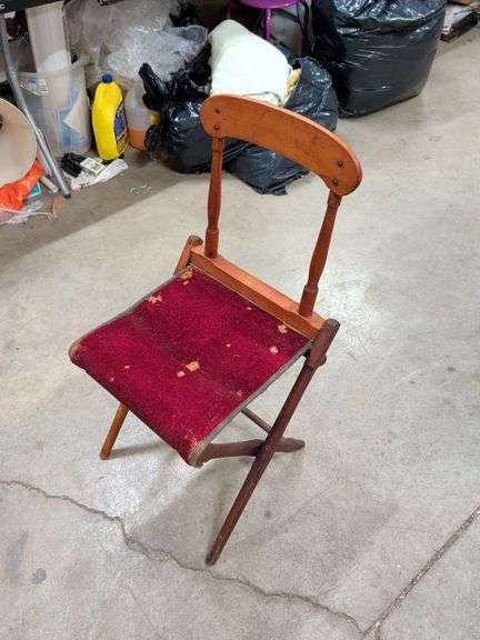 VINTAGE FOLDING CHAIR image