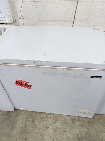 MAGIC CHEF CHEST FREEZER DOES HAVE SOME DENTS - 38X23X32 image