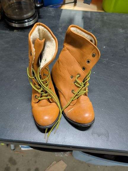 WOMEN'S SZ 6M FLEECE LINED BOOTS image