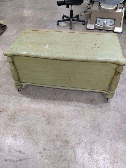 VINTAGE CEDAR CHEST PAINTED GREEN TOP IS SPLIT AND NEEDS GLUED 47X22X23 image