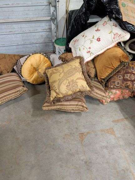 LOR OF DECORATIVE THROW PILLOWS AND ETC image