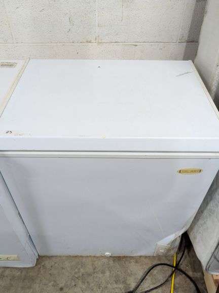 HOLIDAY 5 CUBIC FOOT CHEST FREEZER HAS DENT ON FRONT AND SIDE - 28X20X33 image
