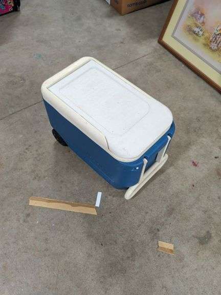 IGLOO COOLER WITH PULL HANDLE AND WHEELS image