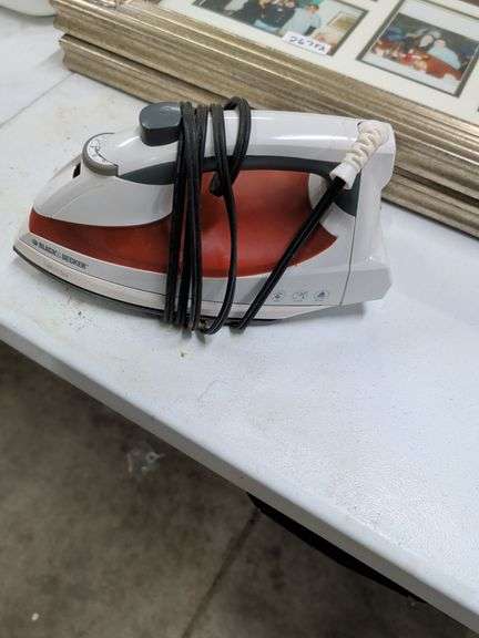 BLACK AND DECKER IRON image