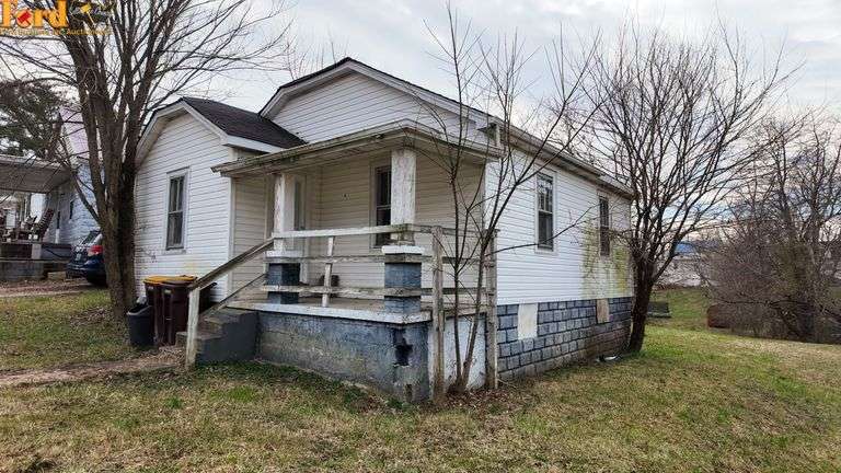 House & Lot in Somerset, Ky image