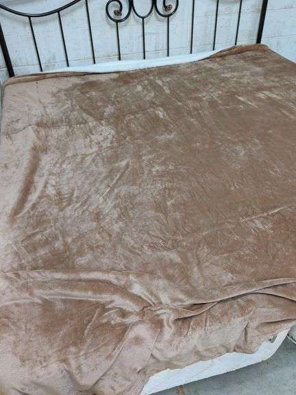 BEDSURE KING SIZE FLEECE COMFORTER image