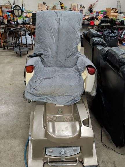 MASSAGE - PEDICURE CHAIR LEATHER IS PEELING BAD BUT DOES HAVE A SEAT COVER image
