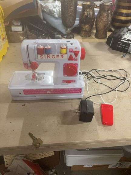 SINGER- DELUXE COLORSTITCH TOY SEWING MACHINE- image