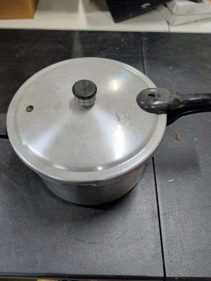 PRESTO PRESSURE COOKER WITH JIGGLER image