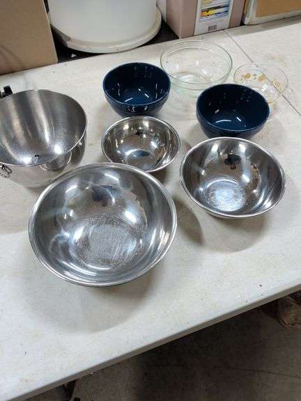MIXING BOWLS AND CEREAL BOWLS image