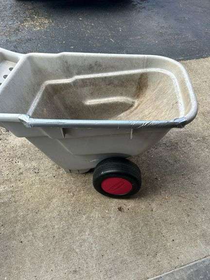 Rubbermaid Yard Cart - Outdoor Hauling Solution image