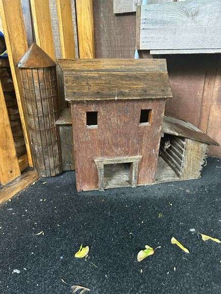 Decorative Birdhouses and Welcome Sign