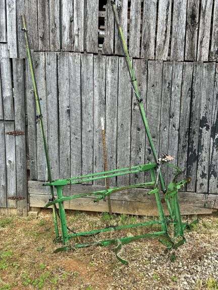 Spray boom arms