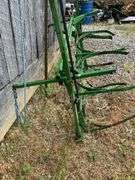 Spray boom arms