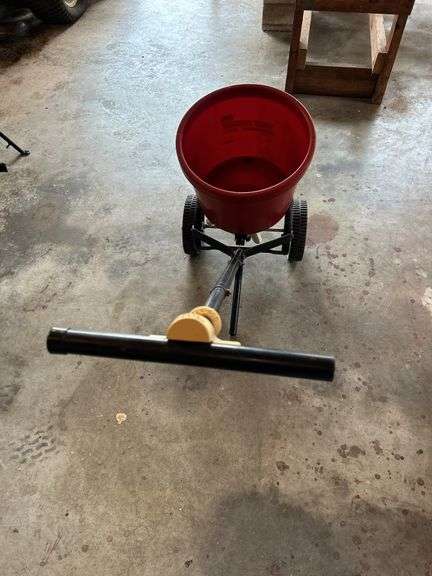 True Temper Cyclone Model 30 Broadcast Spreader