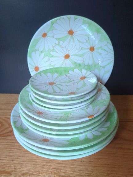 Ernestine Salerno Italy Daisy Pattern Plate Set image