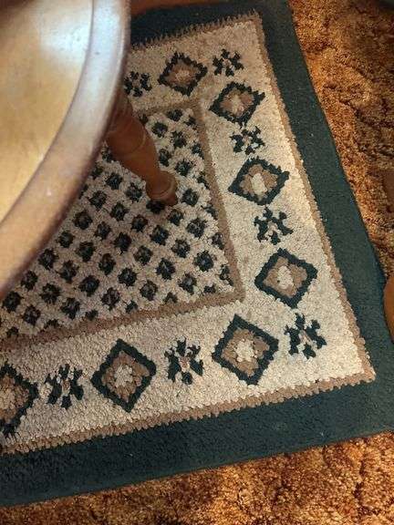 Round Two-Tier Accent Table with Rug