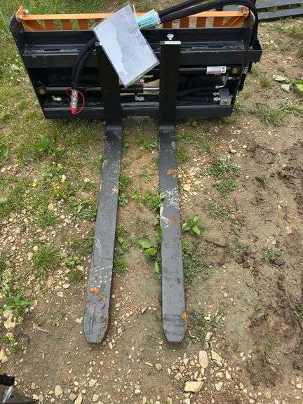 L7- SKID STEER PALLET FORK HYDRAULIC ADJUSTABLE image
