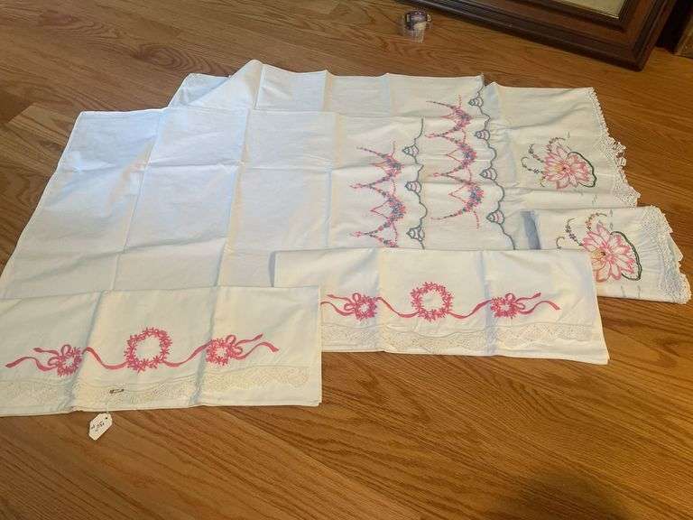 Embroidered Linen Tablecloth and Napkins Set image