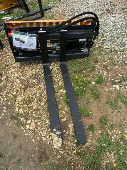 L7- SKID STEER PALLET FORK HYDRAULIC ADJUSTABLE image