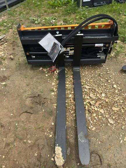 L7- SKID STEER PALLET FORK HYDRAULIC ADJUSTABLE image