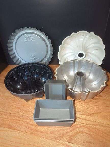 Bundt and Loaf Pan Lot image