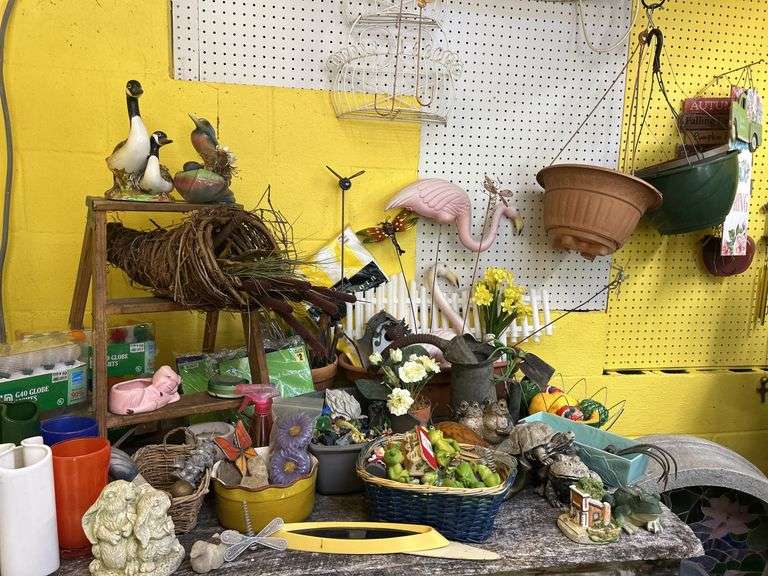 Mixed Lot of Home & Garden Decor image