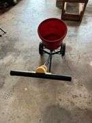 True Temper Cyclone Model 30 Broadcast Spreader