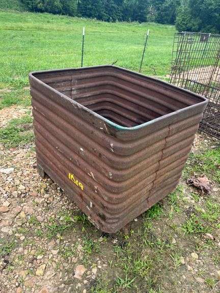 L18- METAL BOX WITH WHEELS image