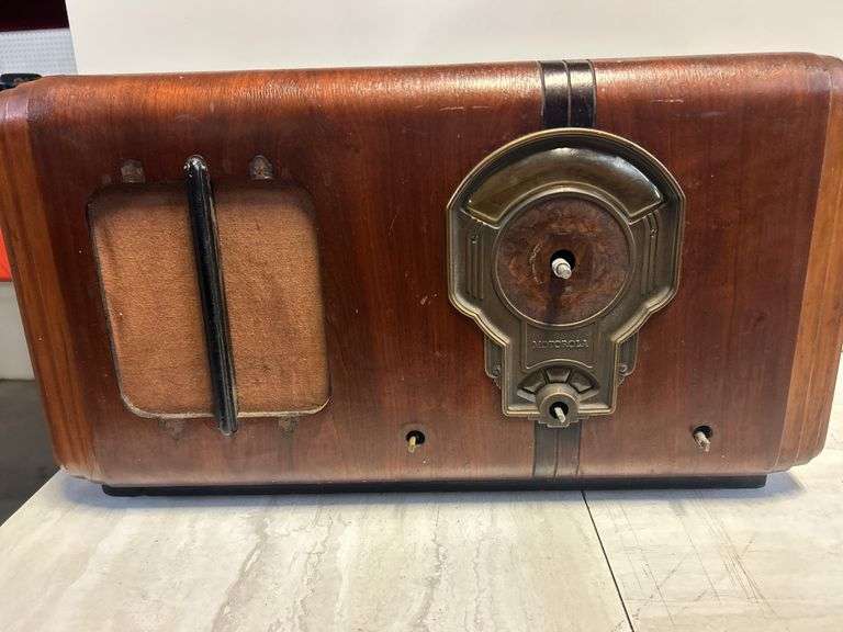 Motorola Model 6T Superheterodyne Radio image