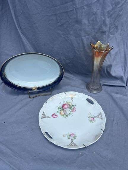Collectible Decorative Plates & Iridescent Glass Vase image