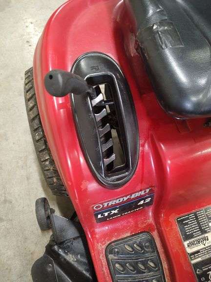 TROY BILT - LTC 42 INCH CUT RIDING LAWN MOWER - 12.5 HP BRIGGS AND STRATTON ENGINE