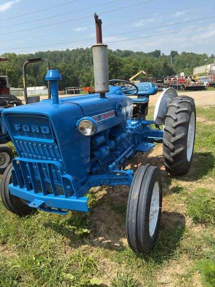 L9 - 3000 FORD TRACTOR image