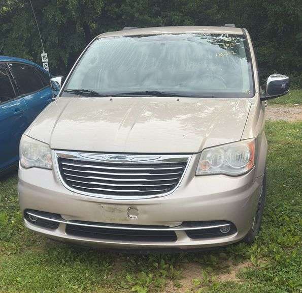 L14- 2013 CHRYSLER TOWN AND COUNTRY MINI VAN (HAS TITLE) image