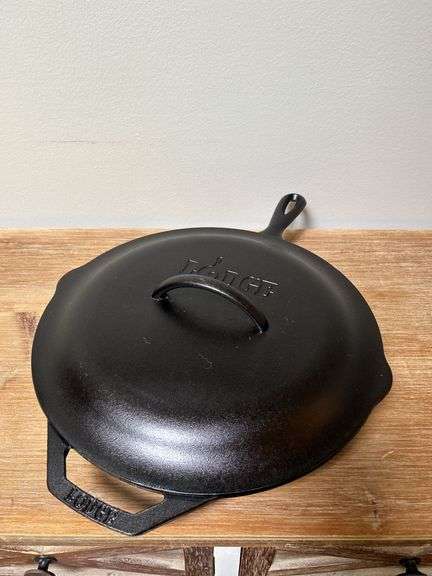 Lodge Cast Iron Skillet with Lid image