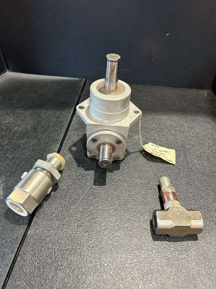 1:1 Gearbox and Valves image