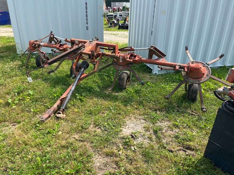 L6- MOORE BRAND 4 BASKET HAY TEDDER image