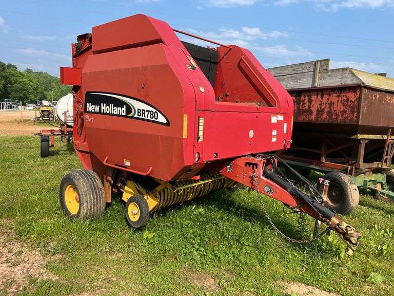 L10- NEW HOLLAND BR780 ROUND BALER image