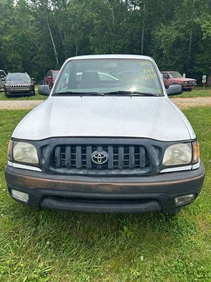 L13- L12 2002 TOYOTA TACOMA (HAS TITLE) image