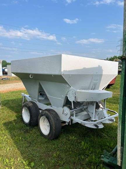 L10- FERTILIZER BUGGY image