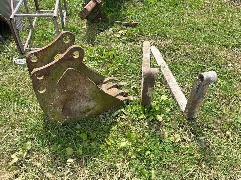 L11- 18 INCH BUCKET WITH PALLET FORKS image