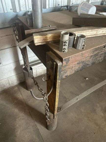 Metal Work Bench with Vise