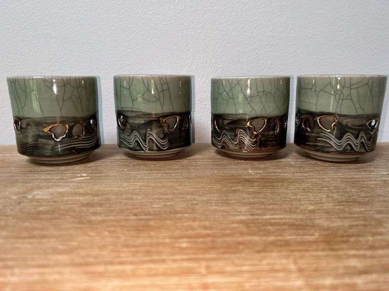 Set of 4 Japanese Crackle Glaze Tea Cups with Gold Detailing image