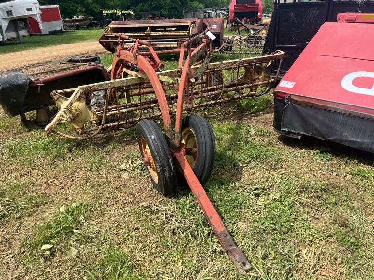 L11- NEW HOLLAND HAY RAKE image