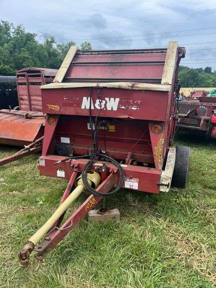 L11- M&W ROUND BALER image