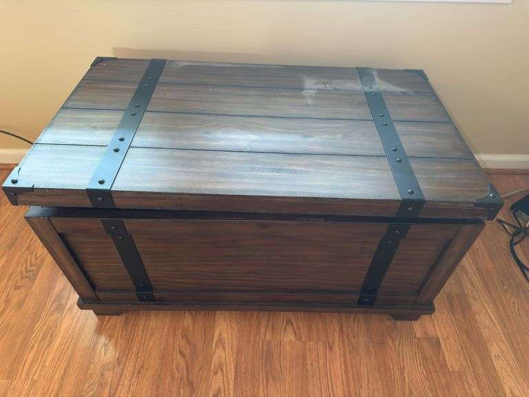 Cedar Chest Trunk with Removable Tray image
