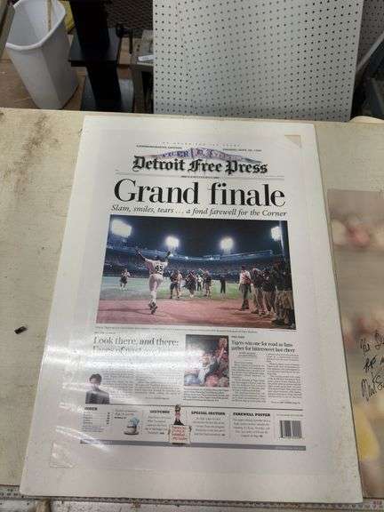 Kirk Gibson Signed Photo and Detroit Free Press "Grand Finale" Newspaper